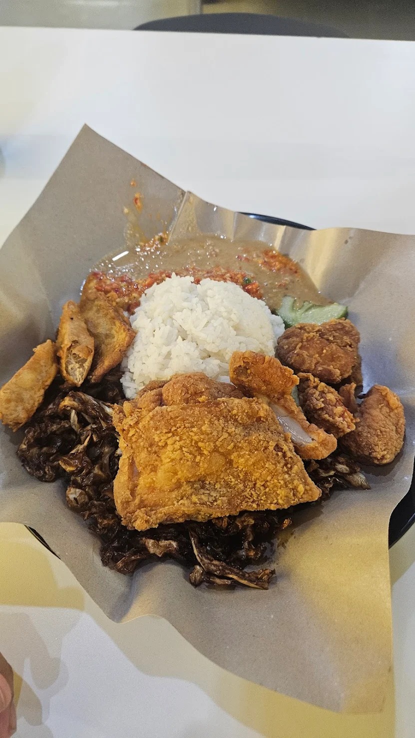 Foto ulasan pelanggan menunjukkan kacang tanah yang dihancurkan di dalam pes sambal